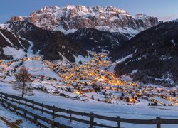 Miasteczko zimą w dolinie Selva di Val Gardena we Włoszech