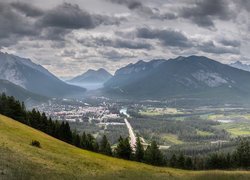 Miasto Banff w dolinie Kanadyjskich Gór Skalistych