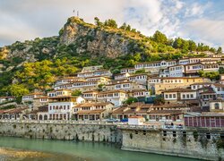 Miasto Berat nad rzeką Osum w Albanii