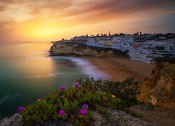 Portugalia, Carvoeiro, Region Algarve, Morze, Wybrzeże, Kwiaty, Domy, Zachód słońca