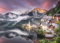 Austria, Hallstatt, Góry Alpy Salzburskie, Jezioro Hallstattersee, Domy, Mgła