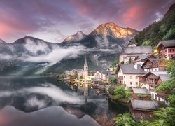 Miasto Hallstatt i mgła nad Alpami Salzburskimi