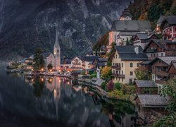 Miasto Hallstatt nad jeziorem wieczorową porą