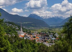 Miasto Imst w dolinie Alp Lechtalskich
