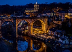 Miasto Knaresborough nad rzeką Nidd w Anglii nocą