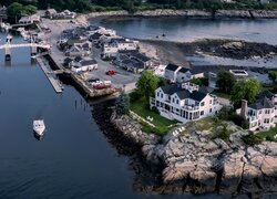 Stany Zjednoczone, Maine, Ogunquit, Rzeka Ogunquit, Wybrzeże, Domy, Drzewa, Przystań, Żaglówki, Zatoka, Z lotu ptaka