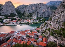 Miasto Omis nad rzeką Cetina w Chorwacji
