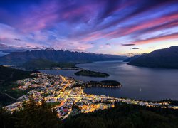 Miasto Queenstown w Nowej Zelandii otoczone górami i jeziorem
