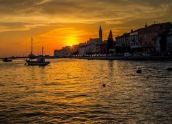 Miasto Rovinj na półwyspie Istria w Chorwacji o zachodzie słońca