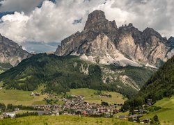 Góry, Dolomity, Góra Sassongher, Lasy, Drzewa, Dolina, Domy, Corvara, Prowincja Bolzano, Włochy