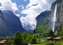 Szwajcaria, Kanton Berno, Dolina Lauterbrunnental, Góry, Wodospad Staubbach, Kościół, Domy