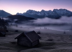 Miejscowość Krun nad zamglonym jeziorem Geroldsee w Górach Karwendel w Bawarii