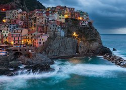 Włochy, Prowincja La Spezia, Region Liguria, Gmina Riomaggiore, Miejscowość Manarola, Morze Liguryjskie, Kolorowe, Domy, Światła, Skały, Zatoczka, Chmury