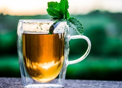Miętowa herbata w szklance z listkiem mięty