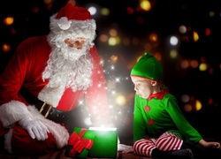 Mikołaj podarował dziecku prezent