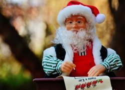 Mikołaj sprawdza listę prezentów