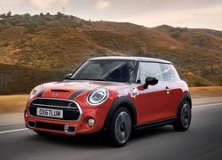 Mini Cooper S Hardtop 2 Door na drodze