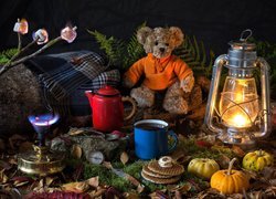 Kompozycja, Miś, Pluszowy, Lampa naftowa, Czajnik, Kubek, Dynie
