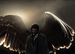 Misha Collins jako anioł Castiel w serialu z gatunku dark fantasy