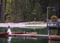 Młoda para na pomoście nad jeziorem Pragser Wildsee