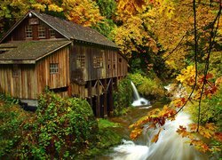 Młyn Cedar Creek Grist Mill i jesienne drzewa nad rzeką