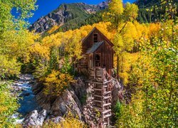 Młyn Crystal Mill, Rzeka Crystal River, Góry, Jesień, Skały, Drzewa, Kolorado, Stany Zjednoczone