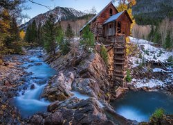 Młyn Crystal Mill na skałach nad rzeką