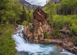 Młyn Crystal Mill na skale nad rzeką