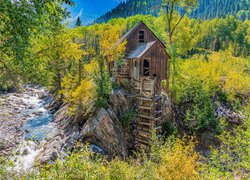 Młyn Crystal Mill nad rzeką Crystal Rive jesienną porą