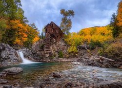 Młyn Crystal Mill nad rzeką Crystal River jesienną porą