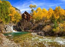 Stany Zjednoczone, Stan Kolorado, Rzeka Crystal River, Młyn Crystal Mill, Jesień, Drzewa