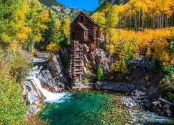 Młyn Crystal Mill, Rzeka Crystal River, Jesień, Skały, Drzewa, Kolorado, Stany Zjednoczone