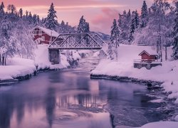 Zima, Ośnieżone, Drzewa, Rzeka, Heddola River, Most, Młyn, Heddal mill, Gmina Hjartdal, Norwegia