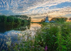 Holandia, Prowincja Geldria, Gmina Geldermalsen, Rzeka, Wiatrak, Roślinność, Drzewa, Wschód słońca, Chmury, Odbicie