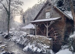 Młyn zimą nad rzeką