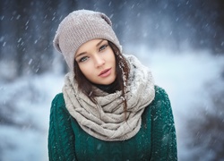 Modelka  Angelina Petrova pozuje w sypiącym śniegu