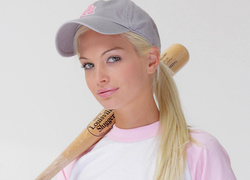 Modelka Franziska Facella z kijem baseballowym