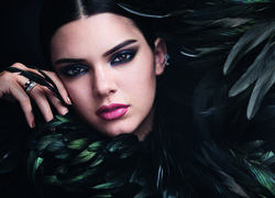 Modelka Kendall Jenner w czarnych piórach