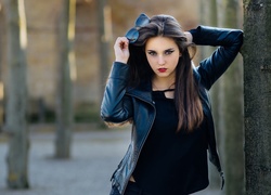 Modelka Lea Carina w skórzanej kurtce