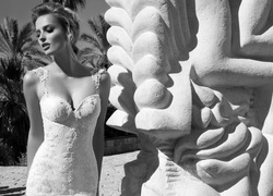 Modelka prezentuje suknię Galii Lahav na tle posągów