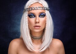 Modelka z białymi włosami i biżuterią