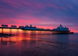 Molo Eastbourne Pier na tle zachodu słońca nad morzem