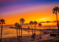 Molo i plaża w San Clemente o zachodzie słońca