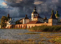 Cerkiew, Monaster Świętego Cyryla Biełozierskiego, Jezioro Białe, Drzewa, Trawa, Kiriłłow, Obwód wołogodzki, Rosja