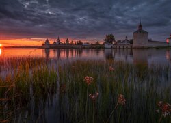 Zachód słońca, Jezioro Białe, Szuwary, Chmury, Cerkiew, Klasztor, Monastyr Świętego Cyryla Biełozierskiego, Kiriłłow, Obwód wołogodzki, Rosja