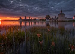 Zachód słońca, Jezioro Białe, Szuwary, Chmury, Cerkiew, Klasztor, Monastyr Świętego Cyryla Biełozierskiego, Kiriłłow, Obwód wołogodzki, Rosja