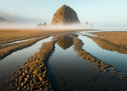 Monolit skalny Haystack Rock w amerykańskiej miejscowości Cannon Beach