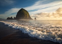 Morze, Skała Haystack Rock, Fale, Cannon Beach, Stan Oregon, Stany Zjednoczone