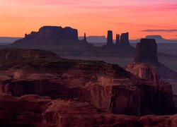 Monument Valley pod niebem zachodzącego słońca