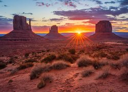 Stany Zjednoczone, Wyżyna Kolorado, Dolina Skał, Monument Valley, Skały, Promienie słońca